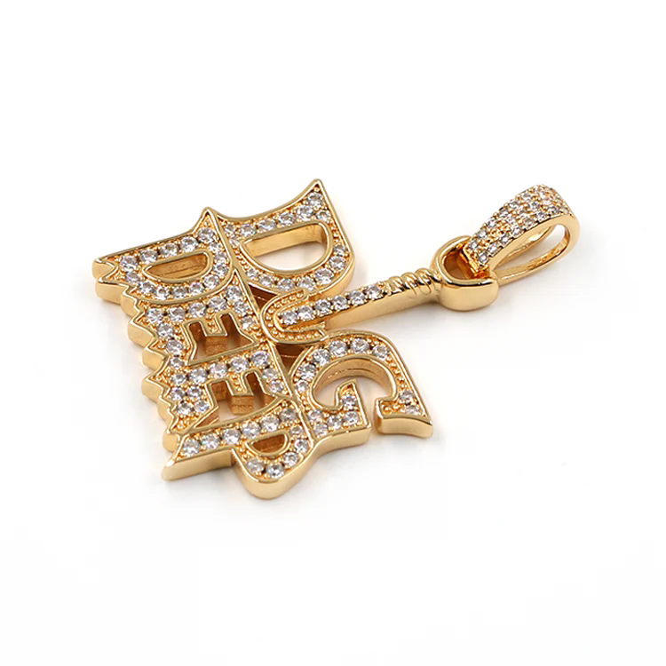 ¿Cómo un colgante con letras de hip hop realza tu estilo?