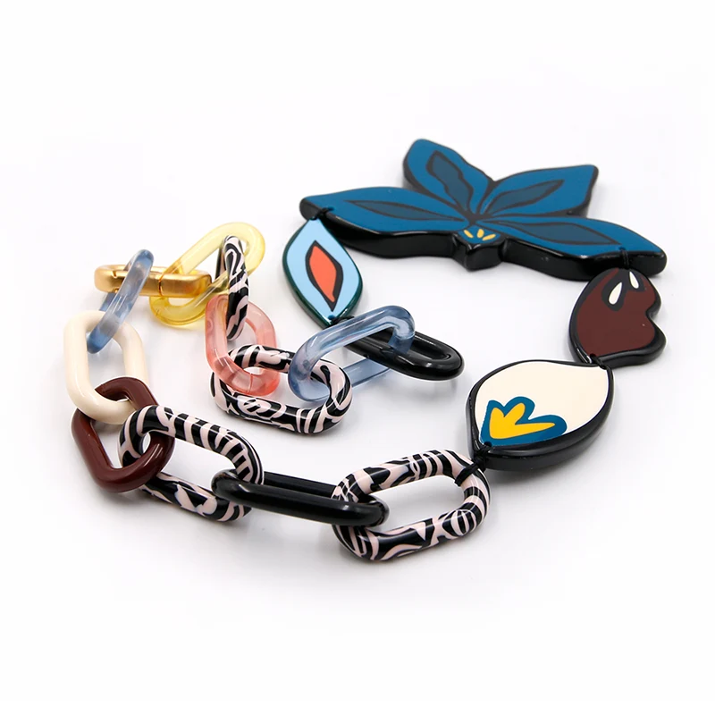 Collar cubano de acetato con encanto de pétalo