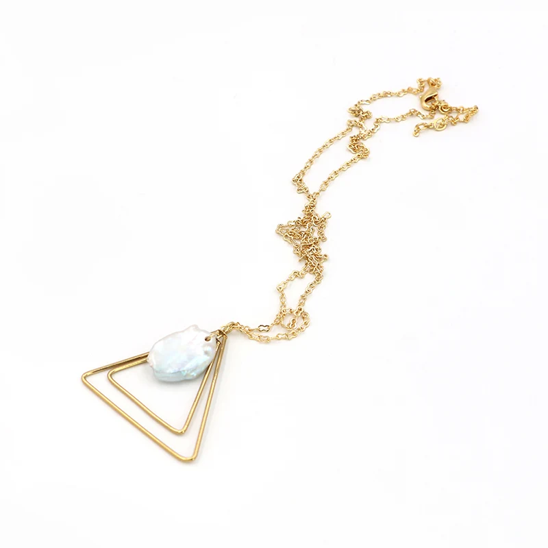 Perlas barroca con collar de triángulo colgante