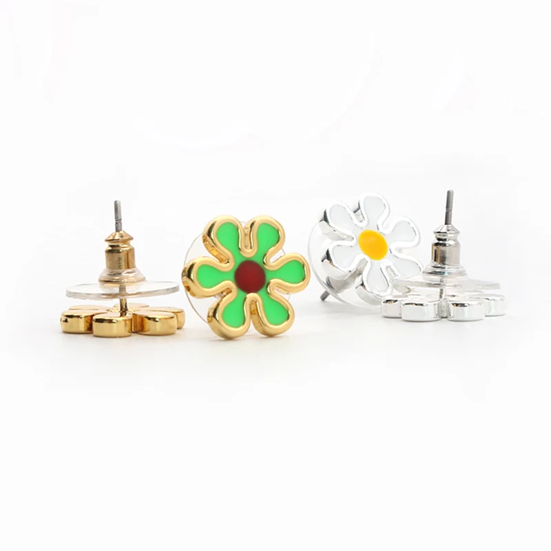 Pendientes de flores pequeños de latón chapado y esmalte