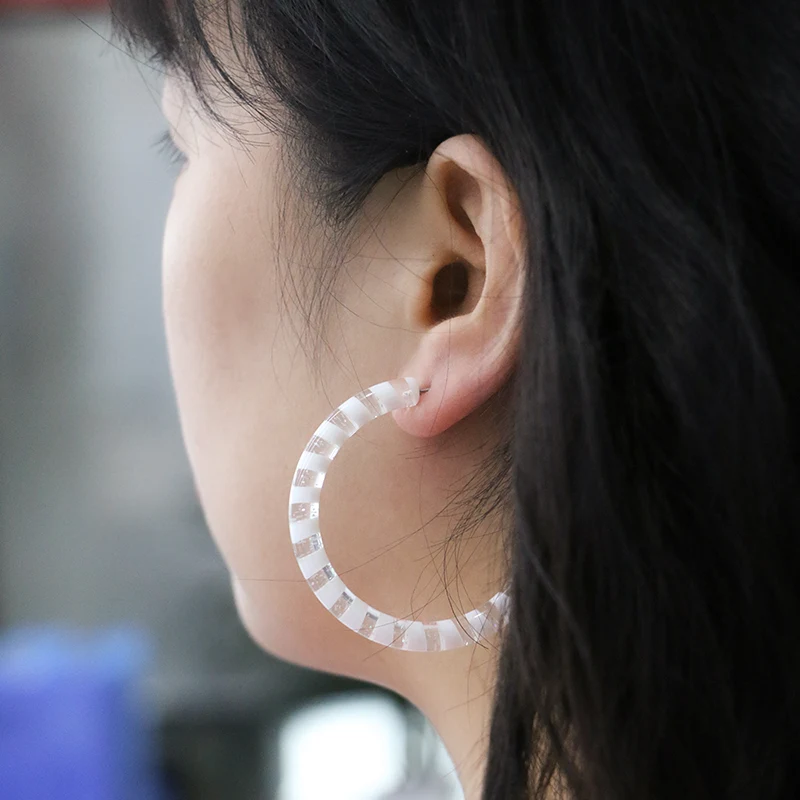 Pendientes de estilo bohemio de resina en forma de C