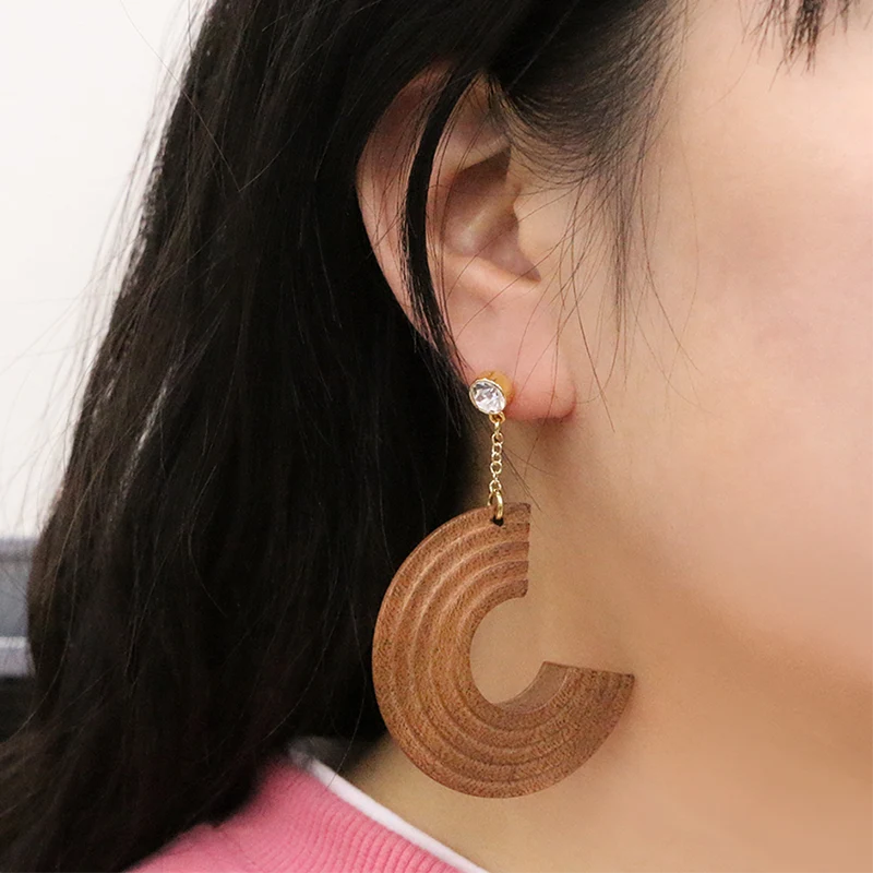 C Costeo de madera de forma con aretes de diamantes