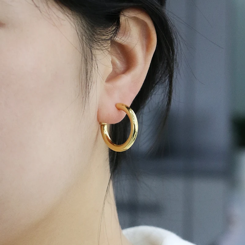 Pendientes de latón chapados en oro en forma de C