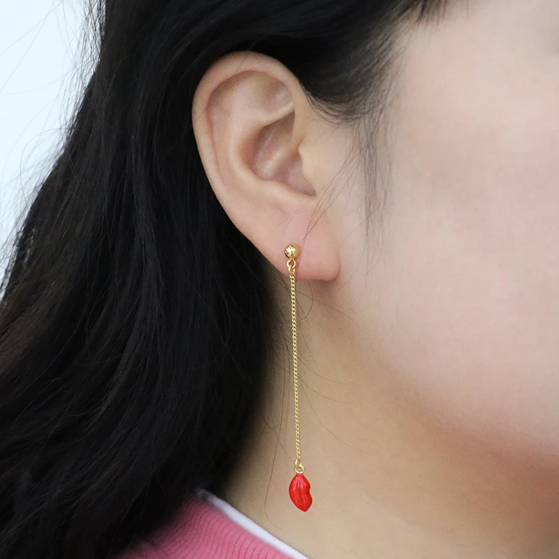 Pendientes colgantes con largos corazones de esmalte rojo y gotas de labios