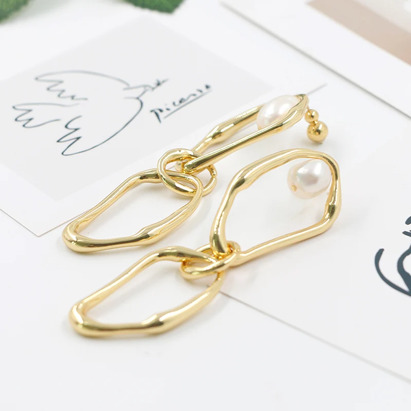 Anillos de latón dobles con pendientes de perlas de agua dulce