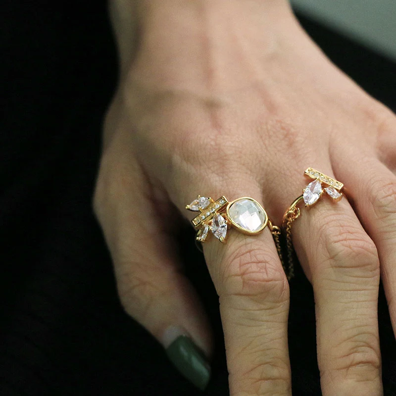 Elegante anillo doble de cadena con chapado en oro