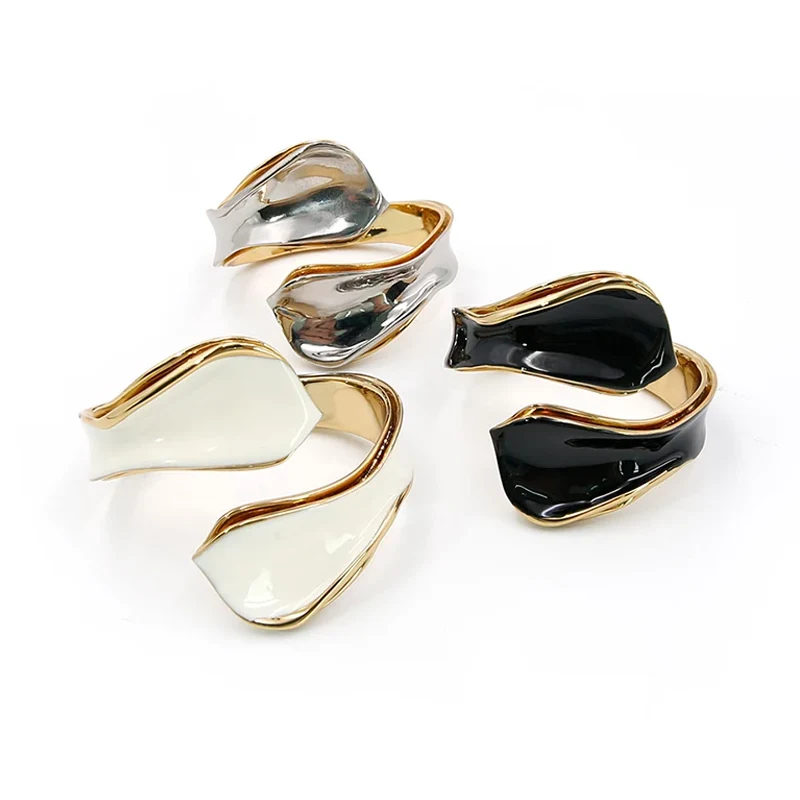 Pulsera de esmalte dorado