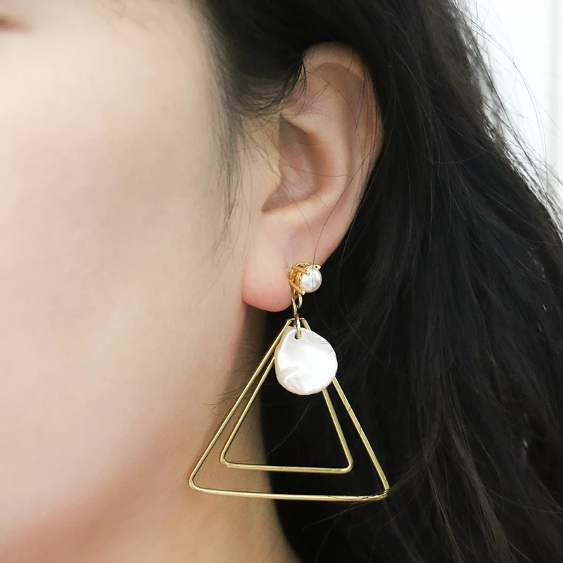 Pendientes de perlas triangulares de latón chapadas en oro