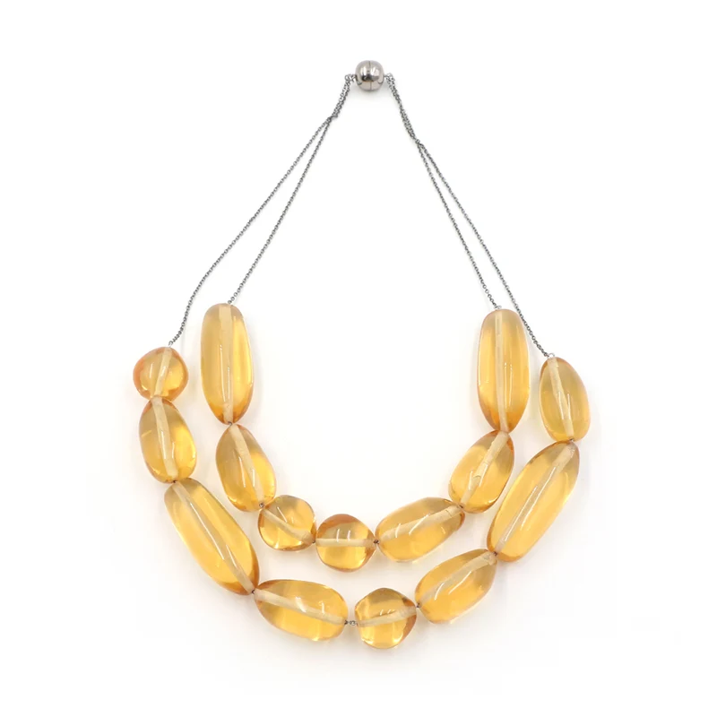 Collar con cuentas de resina amarilla hecha a mano