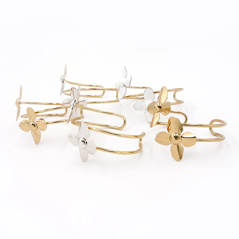 Pulsera abierta de trébol de cuatro hojas afortunadas