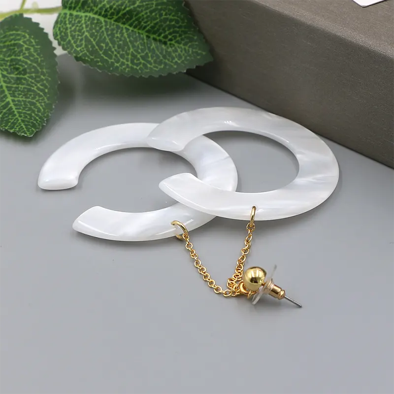 Pendientes en forma de C de luna blanca colgada
