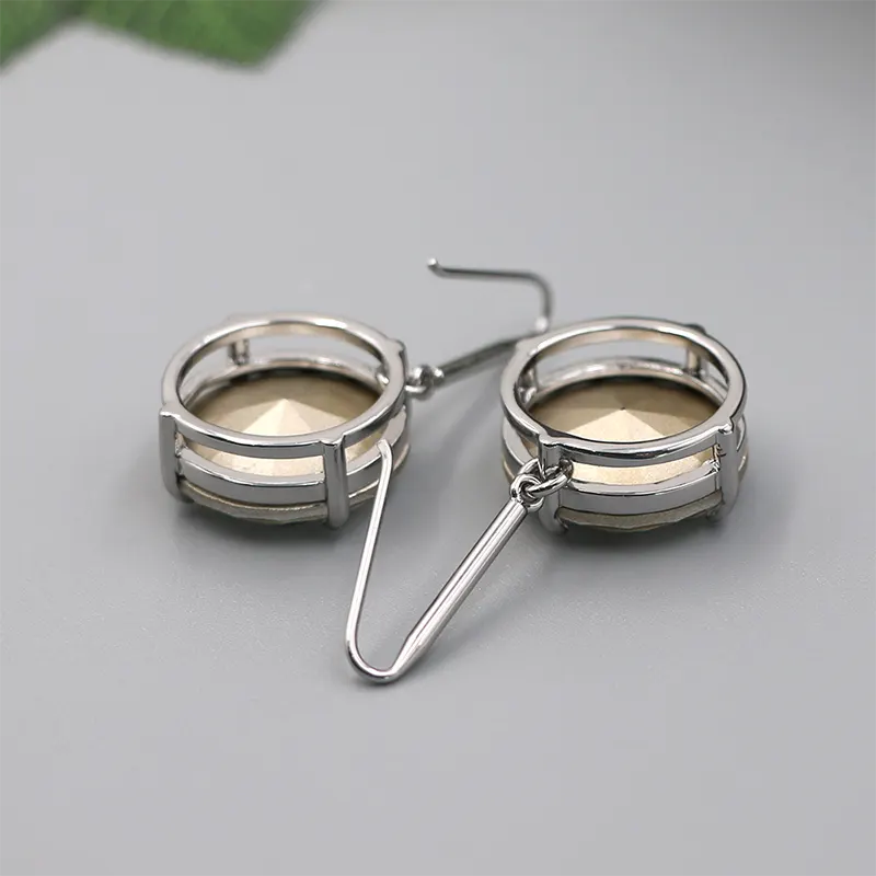 Arete de un solo diamante